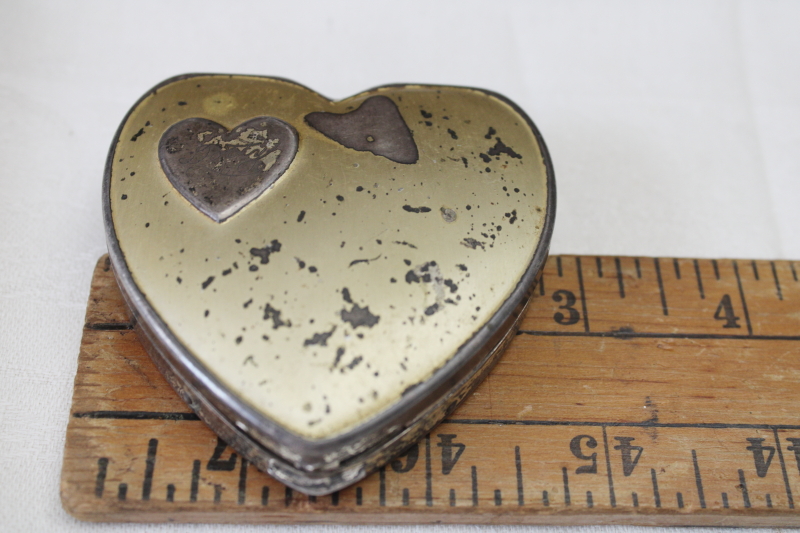 photo of 1940s vintage sterling silver powder compact, heart shape engraved Dotty  #6