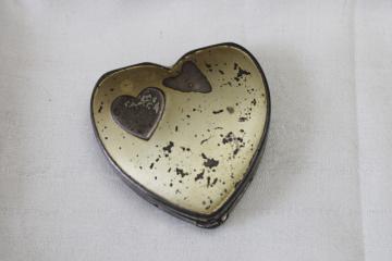 catalog photo of 1940s vintage sterling silver powder compact, heart shape engraved Dotty 