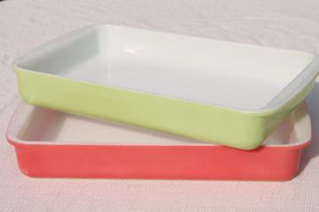 catalog photo of 1950s vintage Pyrex 232 lime green & flamingo pink large rectangle baking pans