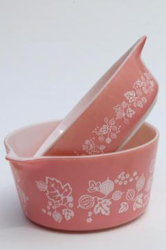 catalog photo of 1950s vintage Pyrex pink & white gooseberry print, pint & quart casseroles