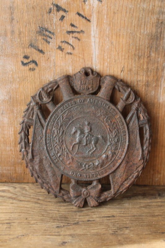 photo of 1950s vintage Virginia Metalcrafters cast iron trivet, CSA Confederate States of America seal  #1