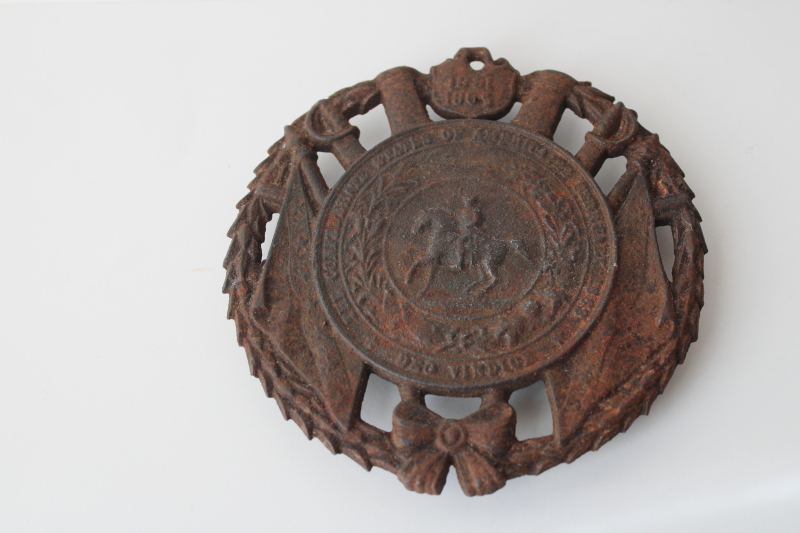 photo of 1950s vintage Virginia Metalcrafters cast iron trivet, CSA Confederate States of America seal  #2