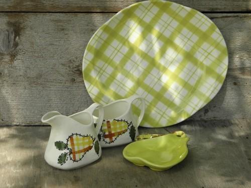 photo of 1950s vintage fruit pattern pottery dishes, painted plaid & pears #2