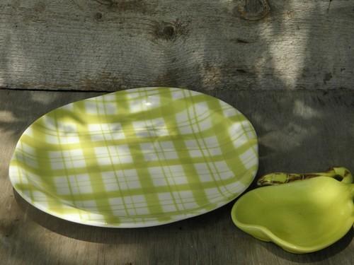 photo of 1950s vintage fruit pattern pottery dishes, painted plaid & pears #3