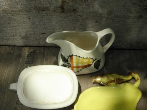 photo of 1950s vintage fruit pattern pottery dishes, painted plaid & pears #6