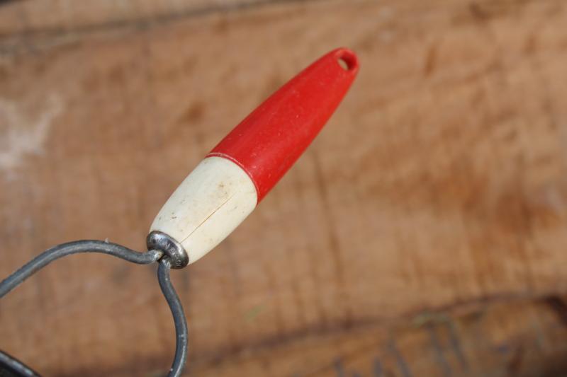 photo of 1950s vintage kitchen utensil, strainer basket sieve w/ red & white plastic bullet handle #3