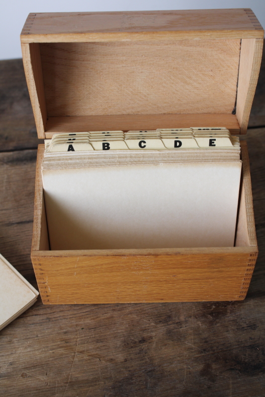 photo of 1950s vintage wood recipe card file box, finger jointed dovetail construction solid oak #4