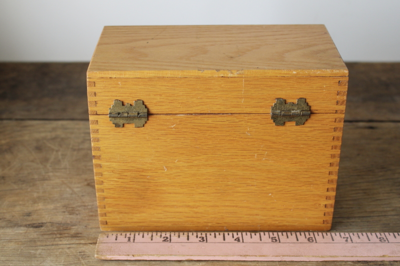 photo of 1950s vintage wood recipe card file box, finger jointed dovetail construction solid oak #9