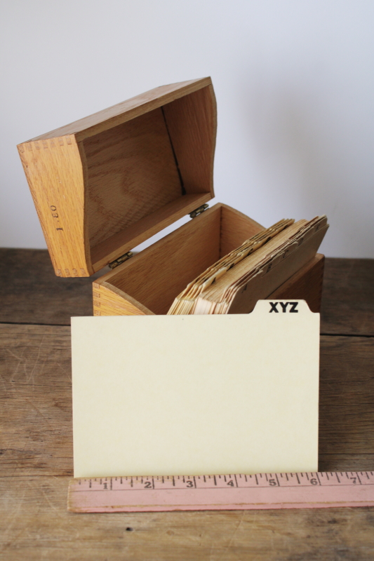photo of 1950s vintage wood recipe card file box, finger jointed dovetail construction solid oak #10