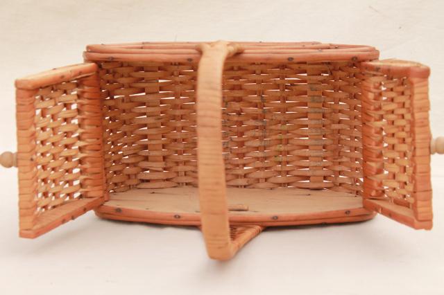 photo of 1960s vintage sewing basket, small toto style picnic hamper w/ hinged cover #10