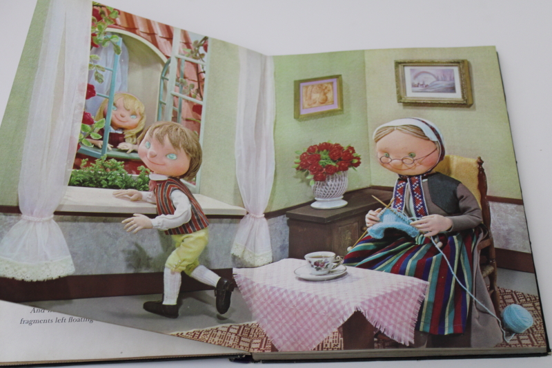 photo of 1966 Snow Queen Shiba Productions living story book lenticular image cover, illustrated w/ photos of dolls  #7