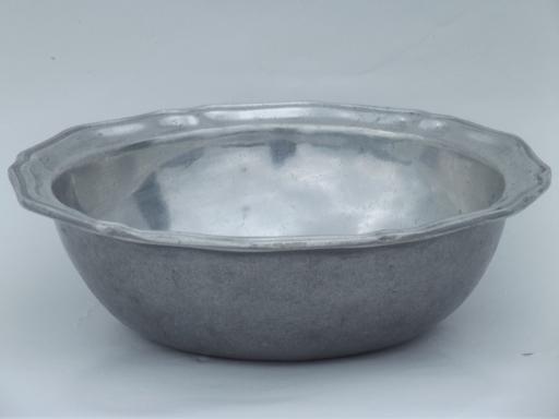 photo of 1970s vintage Wilton Armetale pewter serving bowl, Queen Anne pattern #1