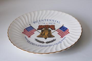 catalog photo of 1976 Bicentennial plate, Liberty Bell & American flags, vintage patriotic decor 
