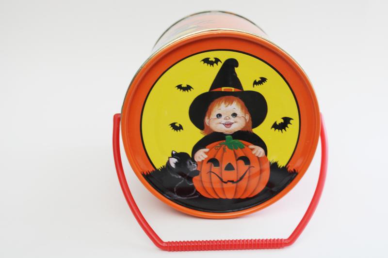 photo of 1980s vintage Halloween witch print tin, made in Taiwan metal trick or treat pail #3