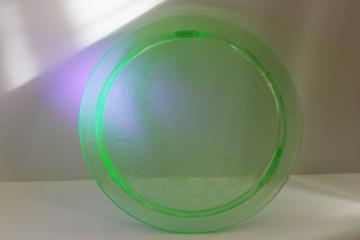 30s vintage depression glass cake plate, uranium glow green glass Cameo Anchor Hocking 