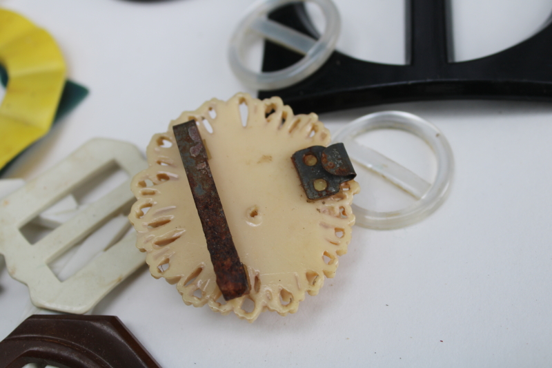 photo of 40+ vintage ladies belt buckles, bakelite & catalin, early plastic, mother of pearl shell  #6
