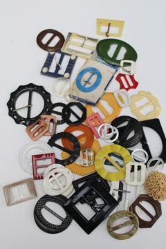 catalog photo of 40+ vintage ladies belt buckles, bakelite & catalin, early plastic, mother of pearl shell 