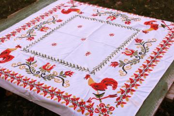 catalog photo of 50s 60s vintage chickens print kitchen tablecloth, folk art flowers, roosters weathervanes 