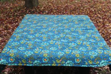 catalog photo of 50s 60s vintage cotton barkcloth tied quilt comforter, mod floral print greens & blues 