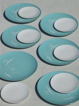 catalog photo of 50s 60s vintage melmac plates w/ mod turquoise & white print pattern