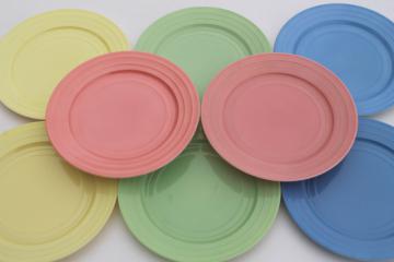 catalog photo of 50s vintage Hazel Atlas Moderntone pastel platonite plates set of 8, pink, green, blue, yellow