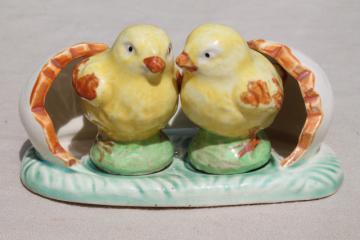 catalog photo of 50s vintage ceramic salt & pepper shakers, S&P set twin baby chicks double yolk egg shell