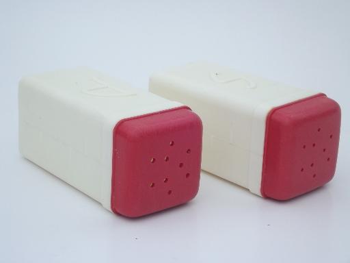 photo of 50s vintage red & white plastic S&P set, wall rack range shakers in teapot #2