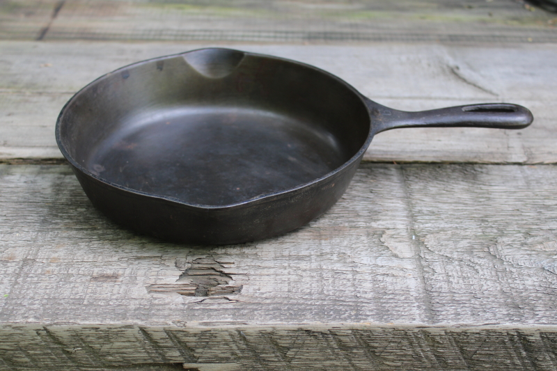 photo of 50s vintage unmarked Wagner cast iron pan, 9 inch skillet I mark  #1