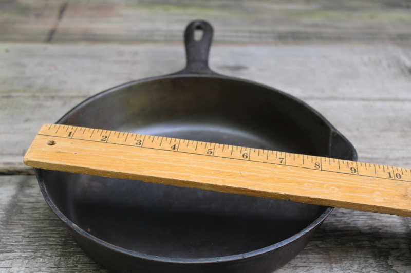 photo of 50s vintage unmarked Wagner cast iron pan, 9 inch skillet I mark #2