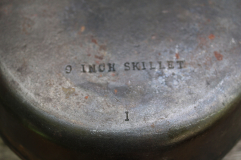 photo of 50s vintage unmarked Wagner cast iron pan, 9 inch skillet I mark #3