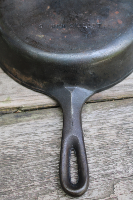 photo of 50s vintage unmarked Wagner cast iron pan, 9 inch skillet I mark #4