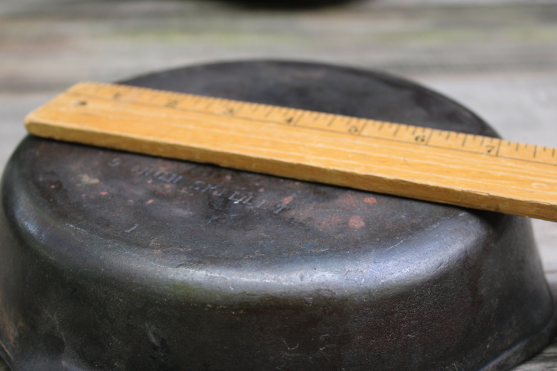photo of 50s vintage unmarked Wagner cast iron pan, 9 inch skillet I mark #5