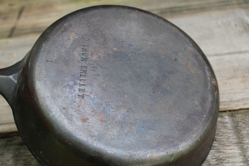 photo of 50s vintage unmarked Wagner cast iron pan, 9 inch skillet I mark #6