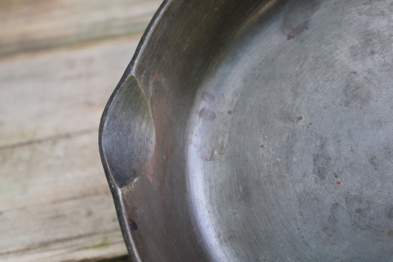 photo of 50s vintage unmarked Wagner cast iron pan, 9 inch skillet I mark #7