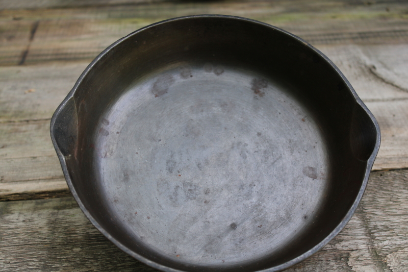 photo of 50s vintage unmarked Wagner cast iron pan, 9 inch skillet I mark #8
