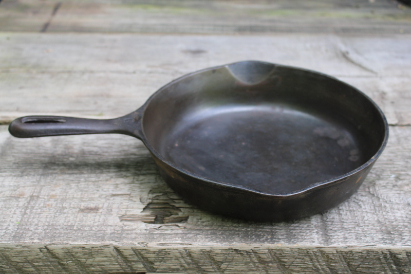 photo of 50s vintage unmarked Wagner cast iron pan, 9 inch skillet I mark #9