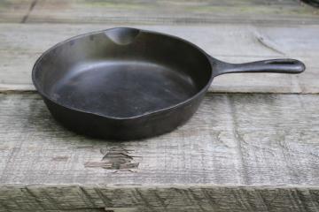 50s vintage unmarked Wagner cast iron pan, 9 inch skillet I mark 