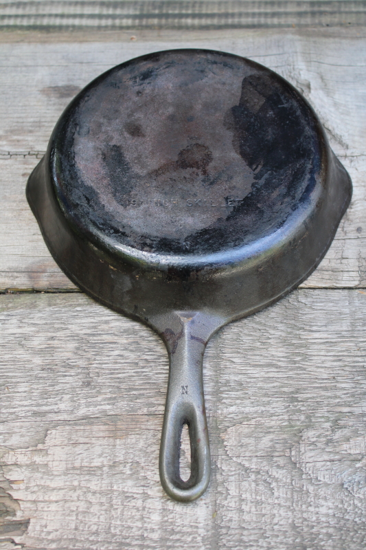 photo of 50s vintage unmarked Wagner cast iron pan, 9 inch skillet N mark  #3