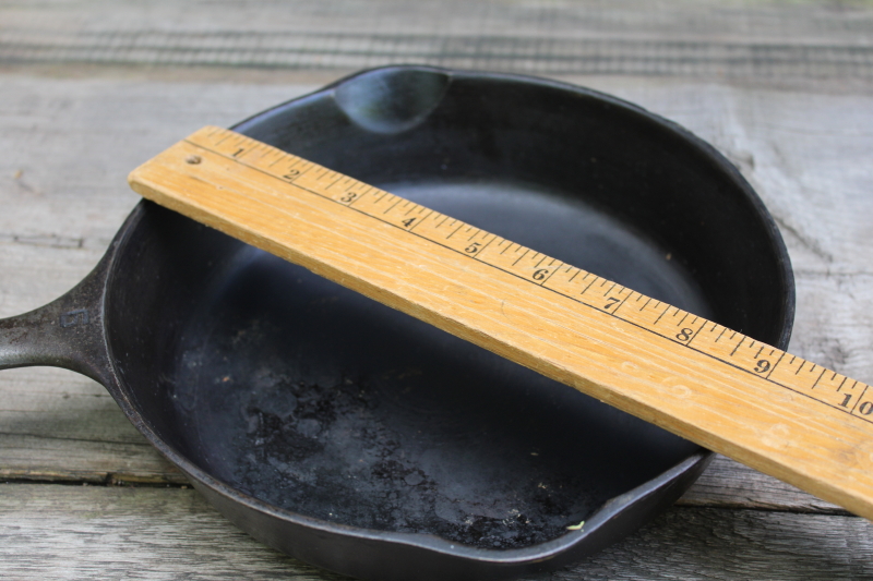 photo of 50s vintage unmarked Wagner cast iron pan, 9 inch skillet N mark  #6