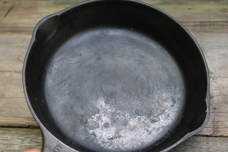 photo of 50s vintage unmarked Wagner cast iron pan, 9 inch skillet N mark  #7