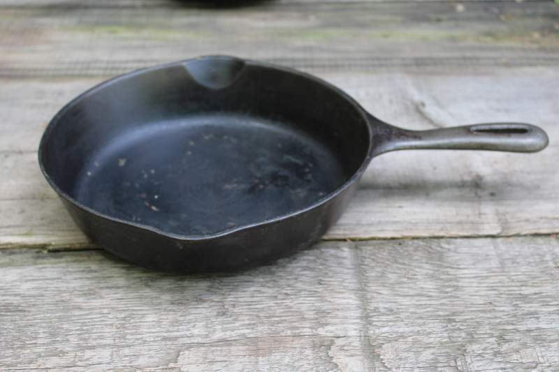 photo of 50s vintage unmarked Wagner cast iron pan, 9 inch skillet N mark  #8