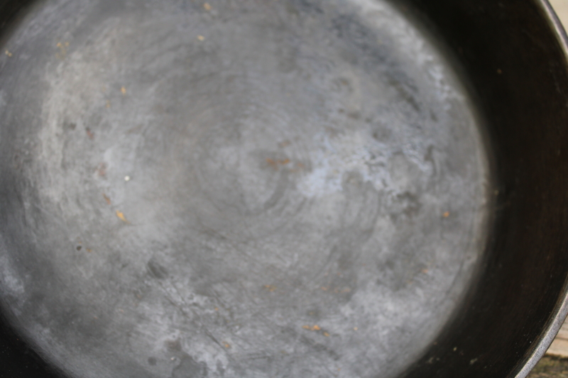 photo of 50s vintage unmarked Wagner cast iron pan, 9 inch skillet N mark  #9