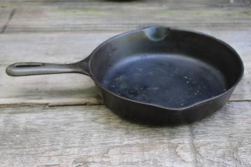 catalog photo of 50s vintage unmarked Wagner cast iron pan, 9 inch skillet N mark 