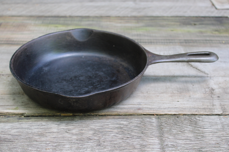 photo of 50s vintage unmarked Wagner cast iron pan, 9 inch skillet W mark  #2