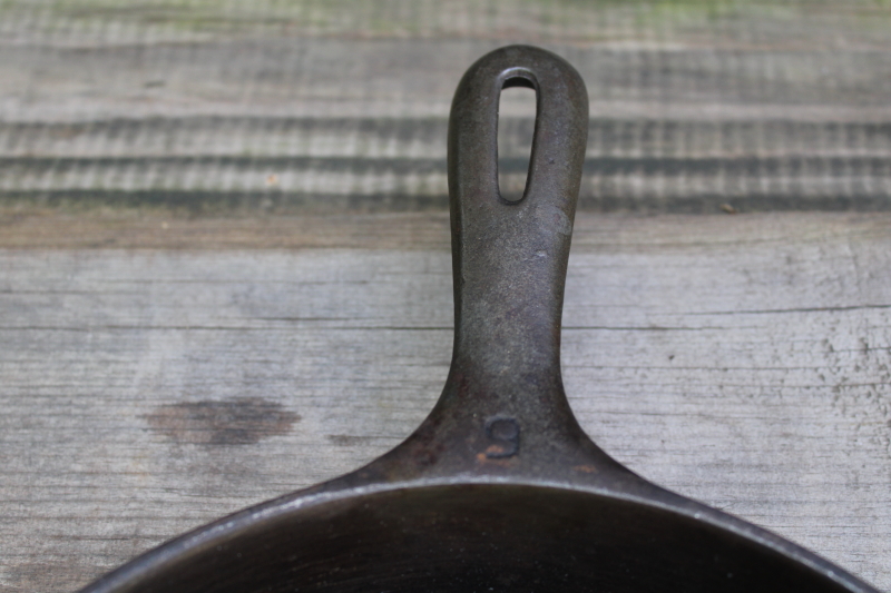 photo of 50s vintage unmarked Wagner cast iron pan, 9 inch skillet W mark  #3