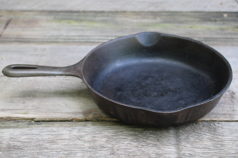 photo of 50s vintage unmarked Wagner cast iron pan, 9 inch skillet W mark  #4