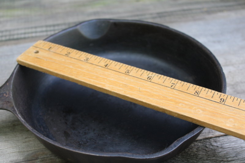 photo of 50s vintage unmarked Wagner cast iron pan, 9 inch skillet W mark  #5