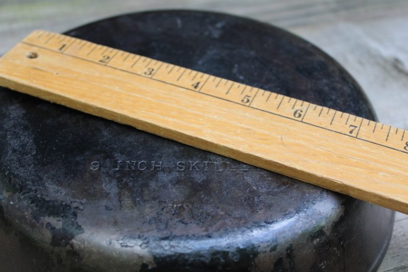photo of 50s vintage unmarked Wagner cast iron pan, 9 inch skillet W mark  #8