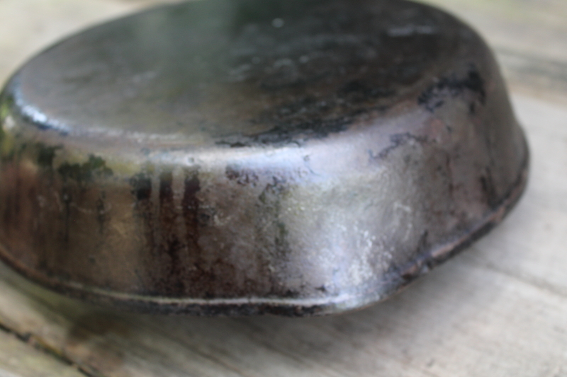photo of 50s vintage unmarked Wagner cast iron pan, 9 inch skillet W mark  #9