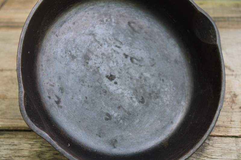 photo of 50s vintage unmarked Wagner cast iron pan, 9 inch skillet W mark  #10